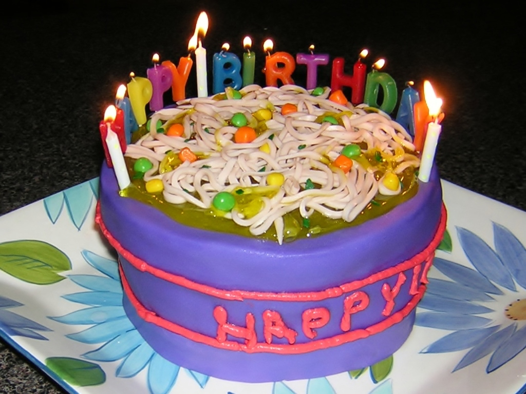 День рождения лапши. Торт с днем рождения лапша. Торт в виде рамена. Birthday Noodles. Китайская лапша на день рождения.