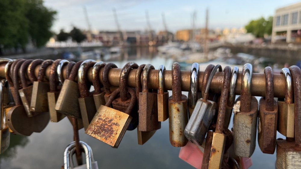 Love-locks-Peros-Bridge-Bristol-June-2025-photo-Martin-Booth-1600x900.jpg