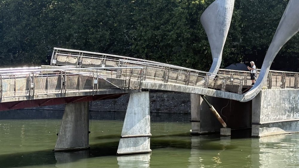 Peros-Bridge-Bristol-broken-photo-Martin-Booth-1600x900.jpeg